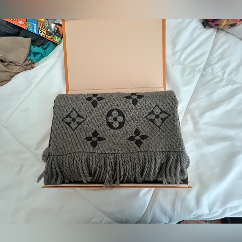 Louis Vuitton grey and dark  grey monogram scarf
